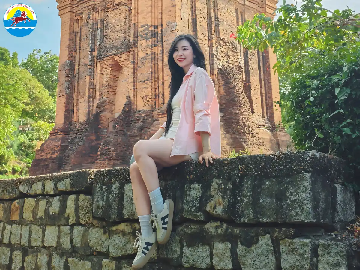 Tháp Nhạn trên đỉnh núi