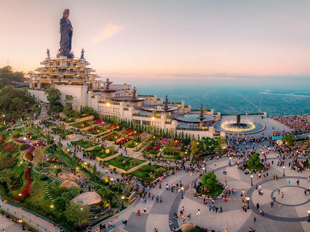 ve-tham-quan-nui-ba-den-kinh-nghiem-du-lich-ve-cap-treo-phan-van-travel-4