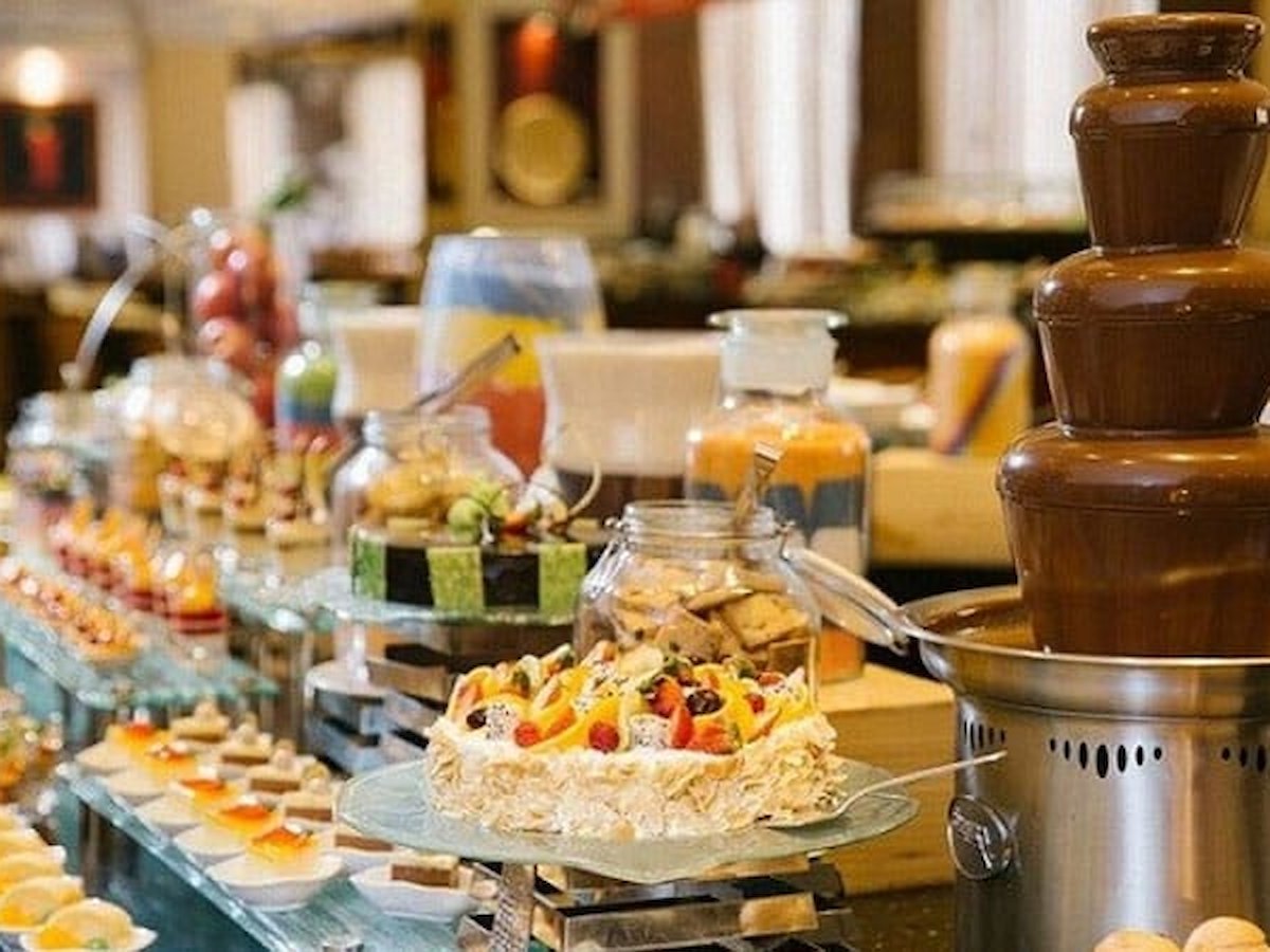Khu nhà hàng buffet tại Nhà hàng Rồng Đỏ, Núi Thần Tài