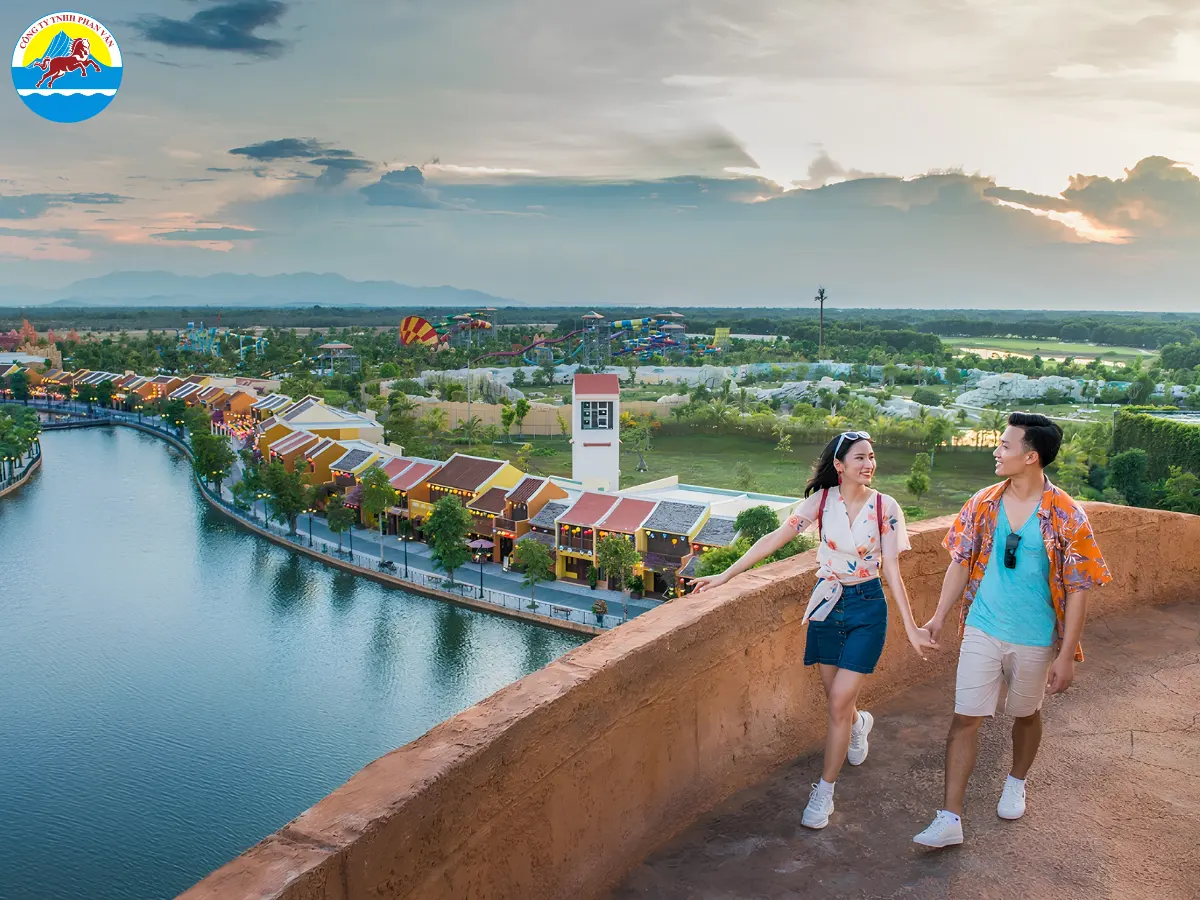 Du khách check-in bên trong VinWonders Nam Hội An