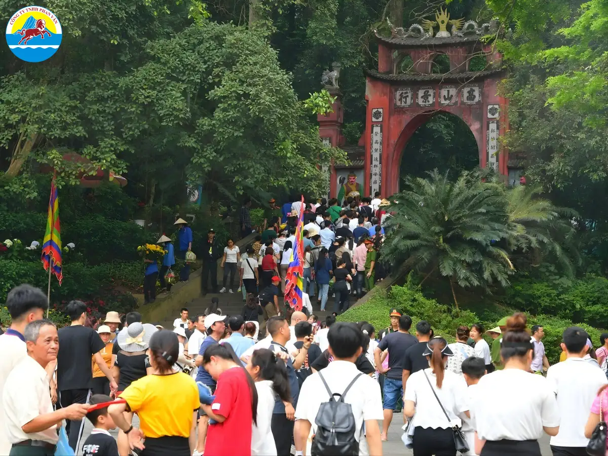 Tham quan Đền Hùng