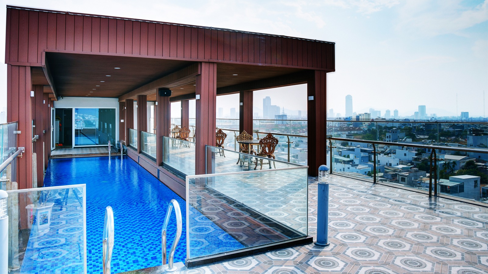 Khu vực hồ bơi tại khách sạn Phan Văn