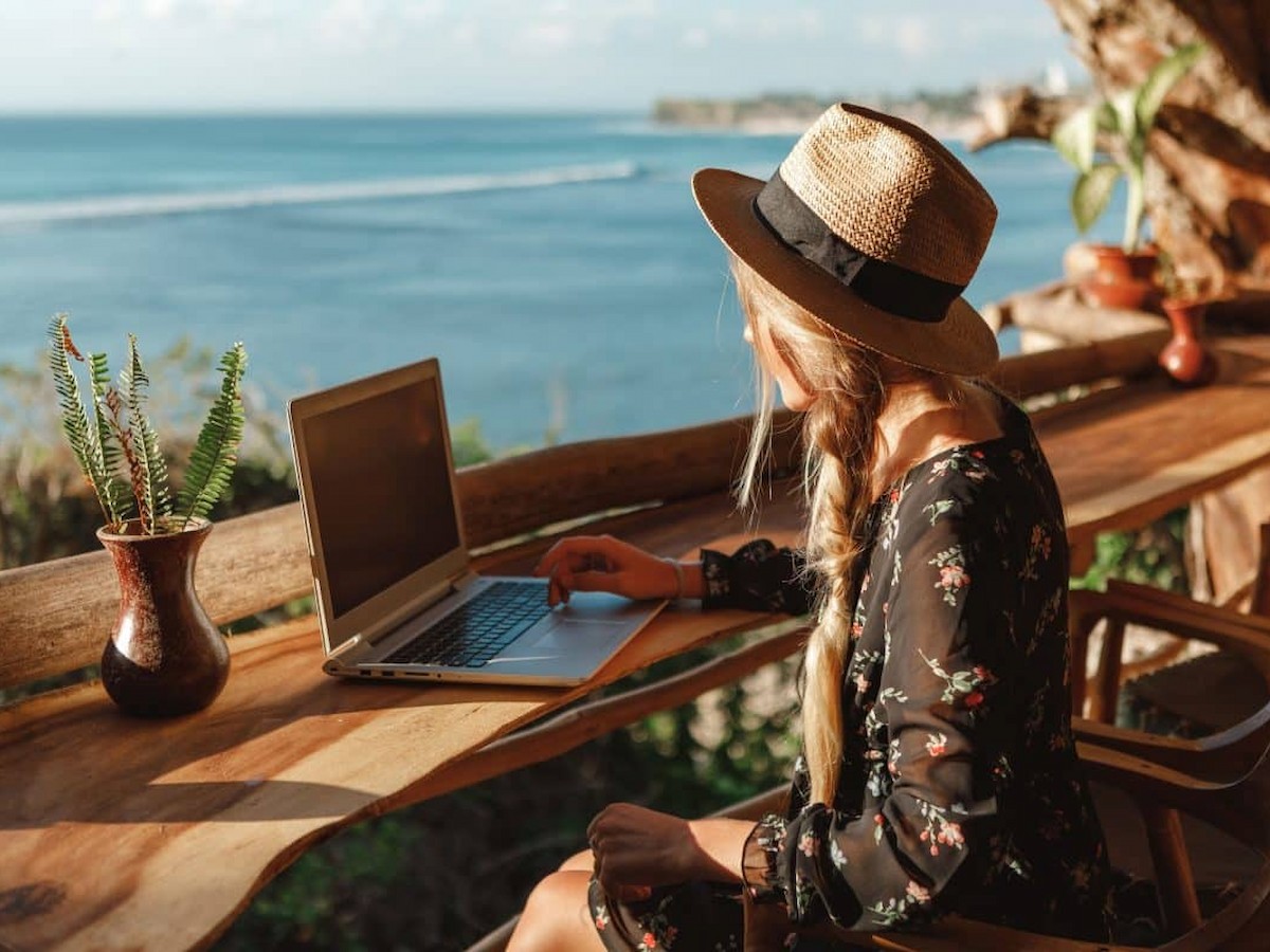 Workation là một thuật ngữ mô tả hình thức làm việc từ xa kết hợp với du lịch, nghỉ dưỡng