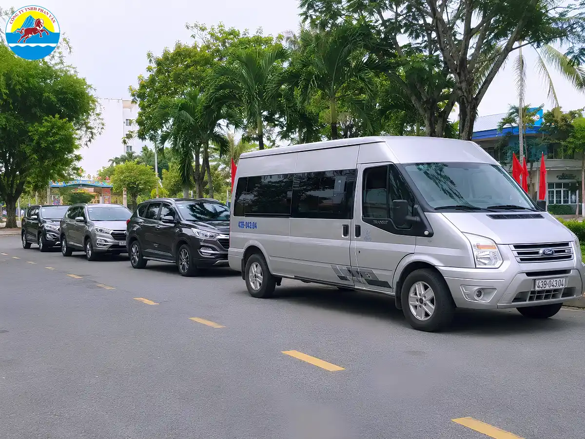 Xe 16 chỗ và xe 7 chỗ nối đuôi nhau phục vụ một đoàn khách lớn