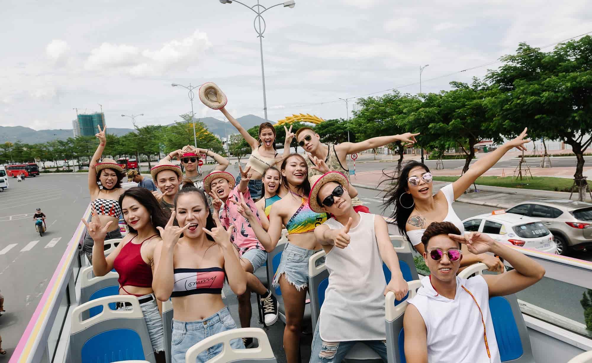 Tận hưởng những khoảnh khắc vui vẻ trên xe buýt mui trần 