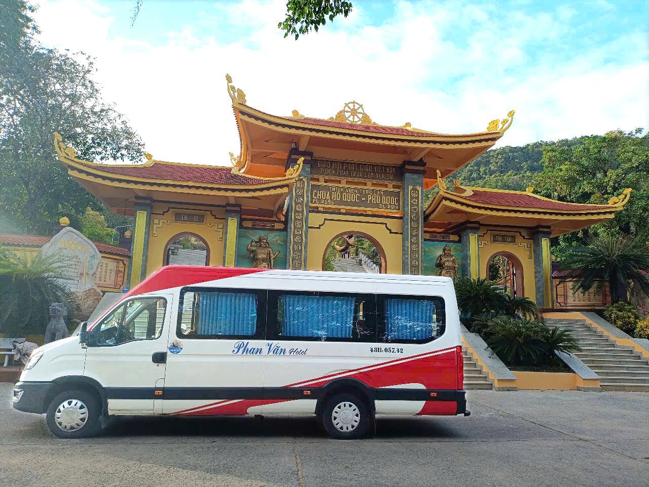 Nhà xe Phan Văn đang có mặt tại Chùa Hộ Quốc