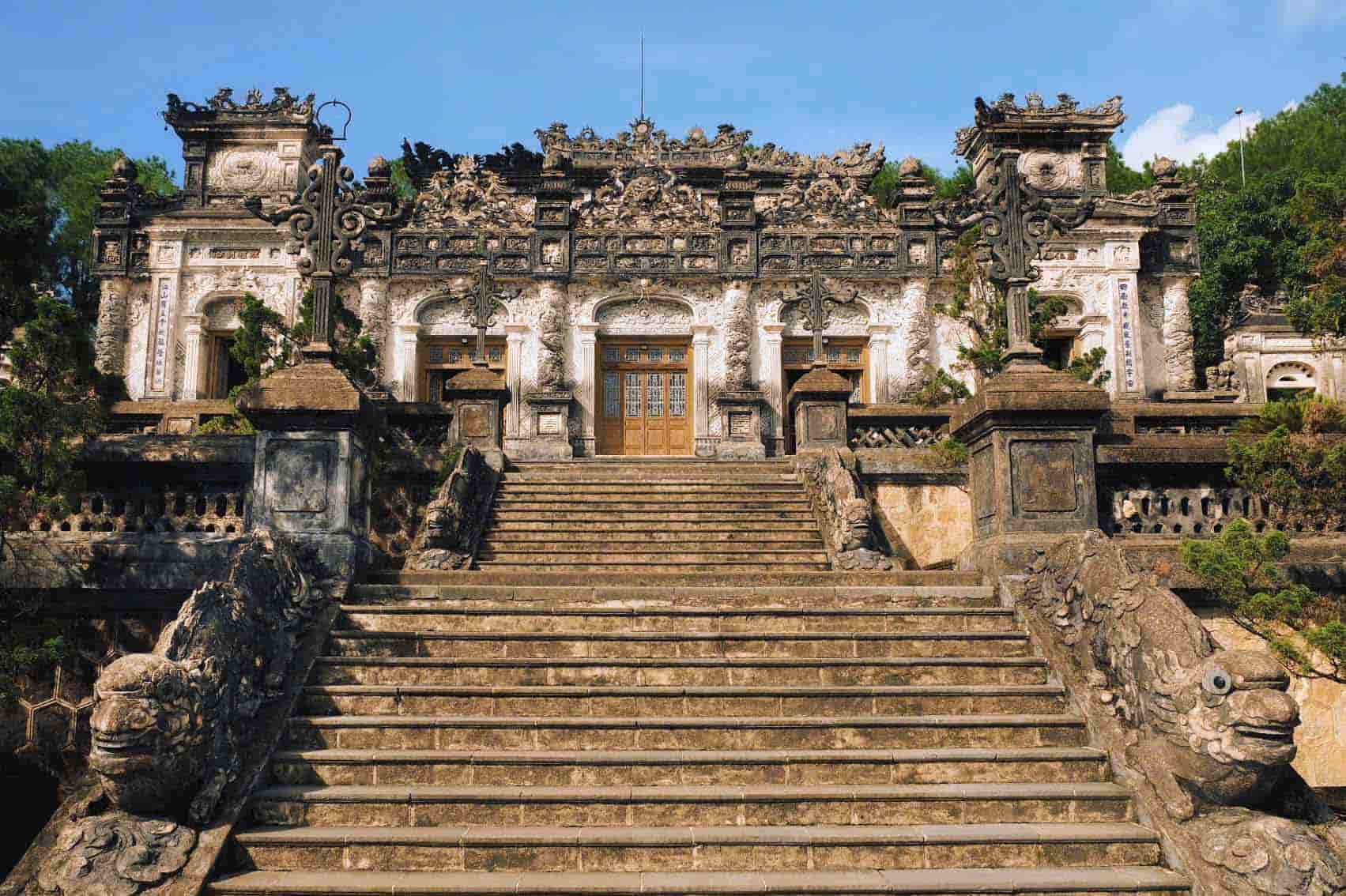 Tham quan Lăng Khải Định tại Huế