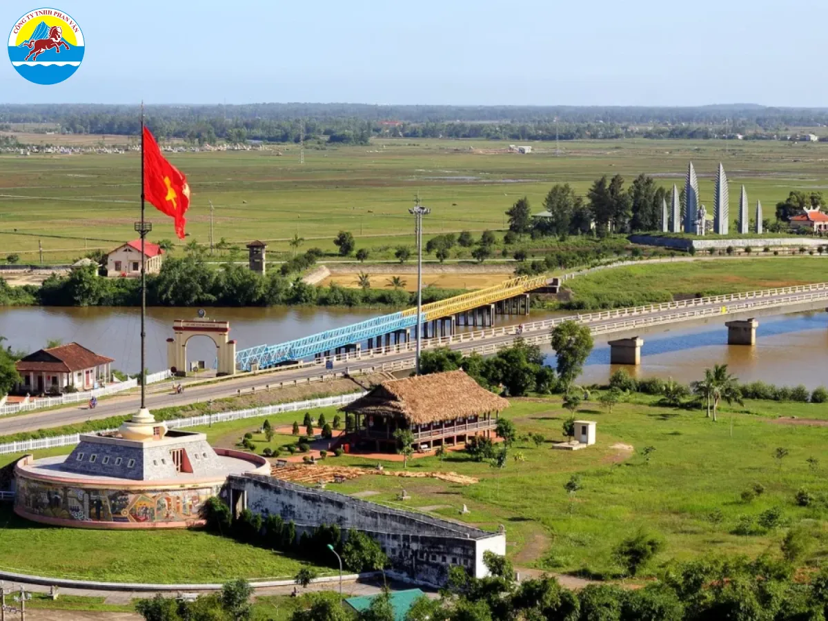 Dừng chân tham quan Cầu Hiền Lương - Bến Hải