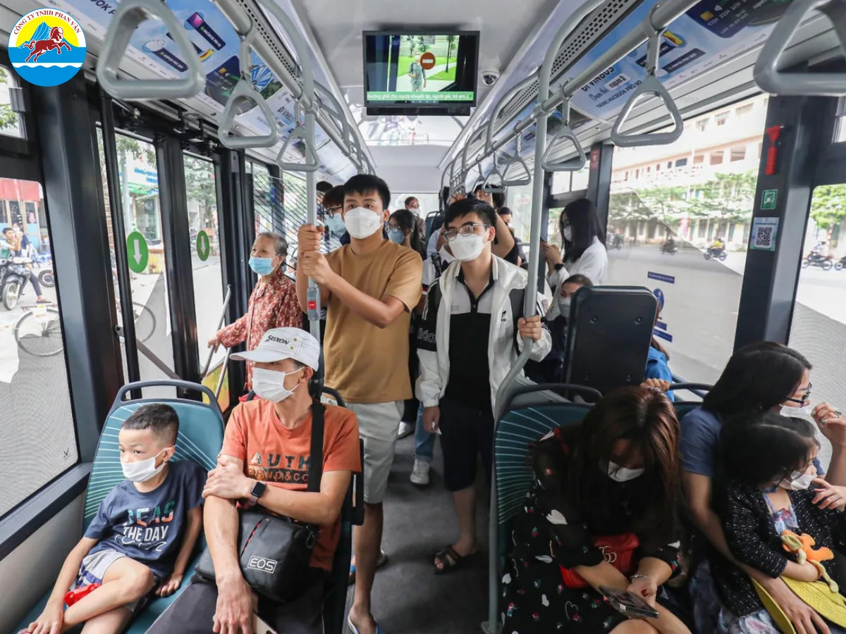 Xe buýt giá rẻ nhưng chật chội