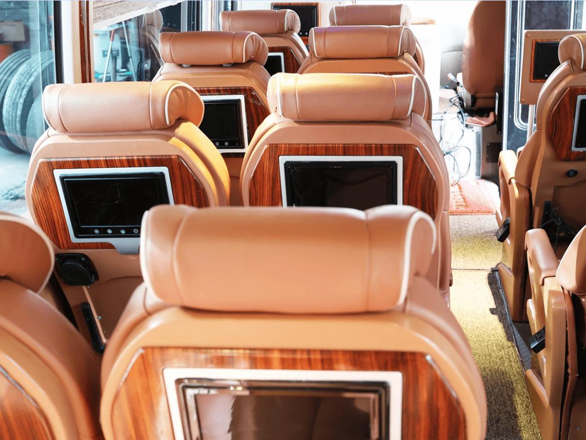 Bên trong xe limousine 16 chỗ