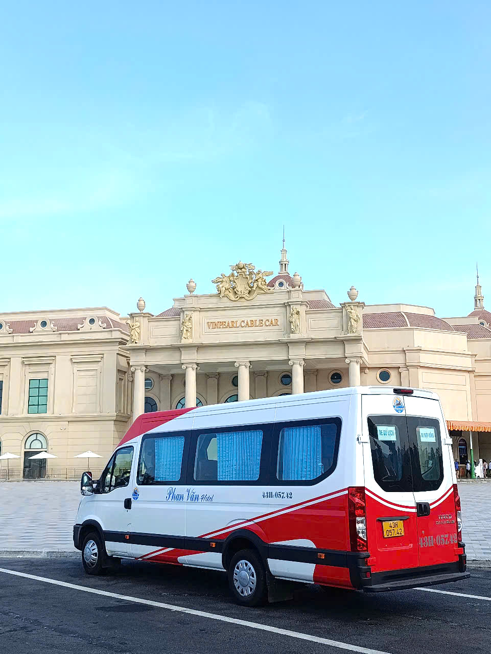 Xe Phan Văn đang đứng chờ hành khách trong tour du lịch Nha Trang