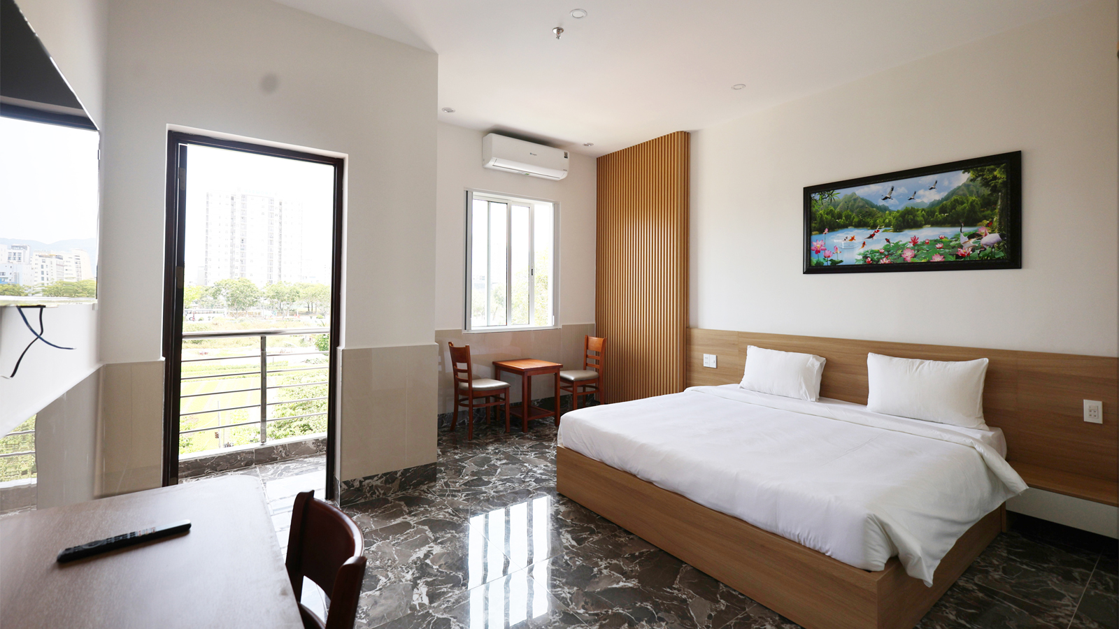 Căn Hộ Có Bồn Tắm Và Ban Công Nhìn Ra Thành Phố