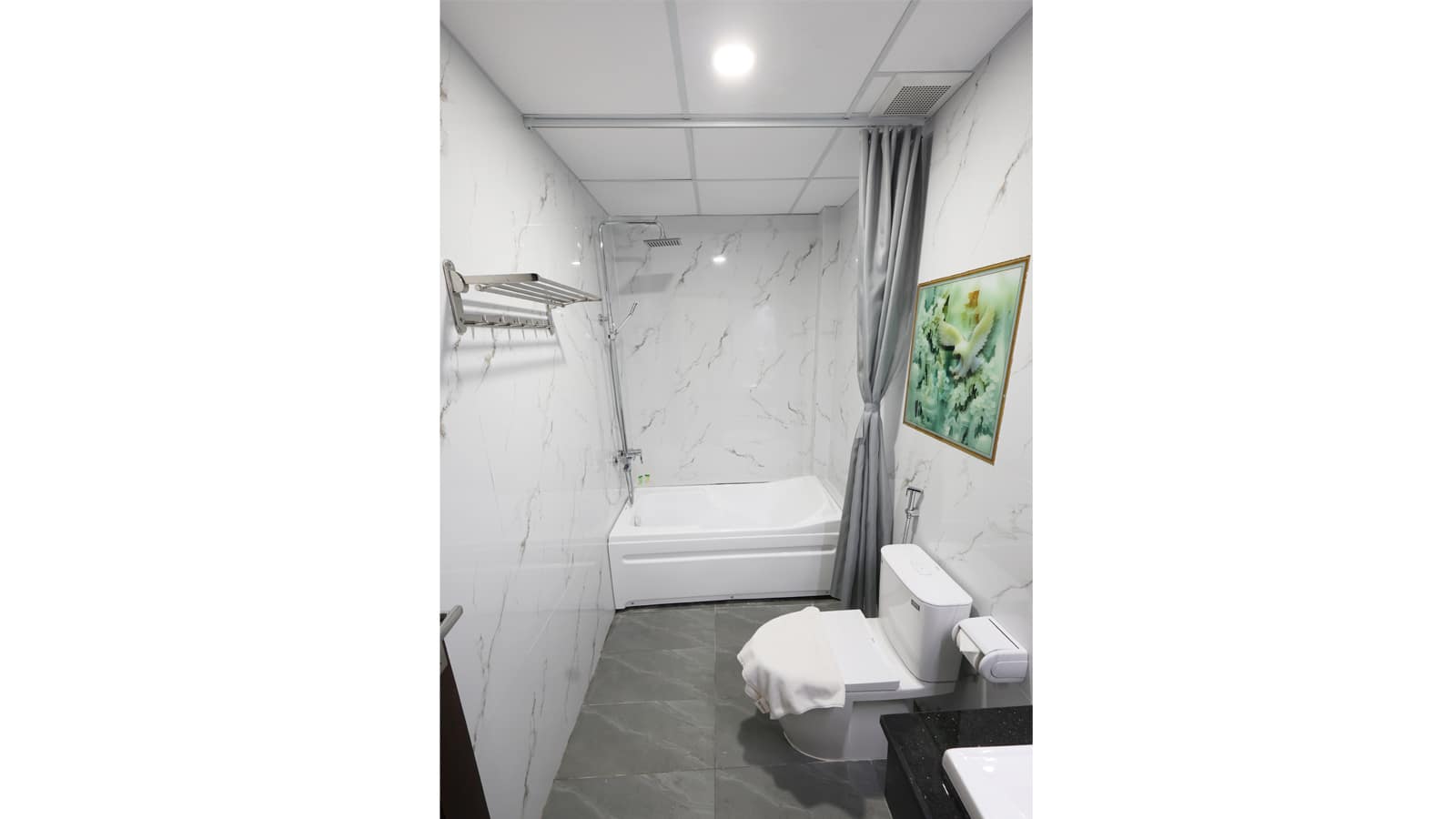 Căn Hộ Có Bồn Tắm Và Ban Công Nhìn Ra Thành Phố