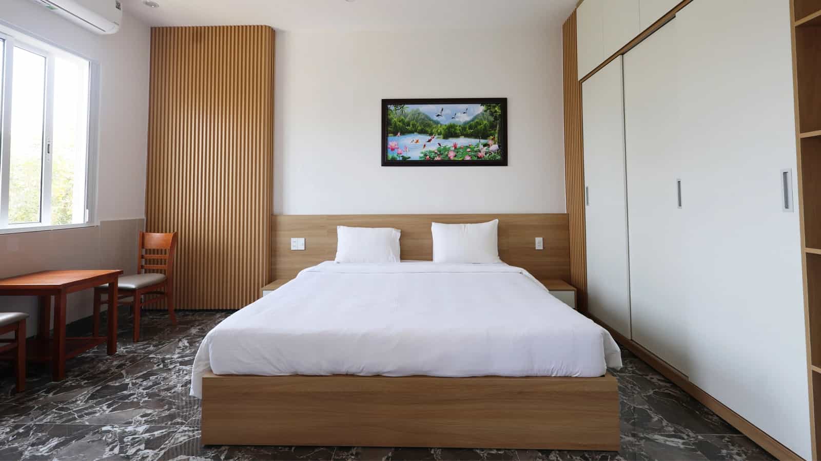 Căn Hộ Có Bồn Tắm Và Ban Công Nhìn Ra Thành Phố