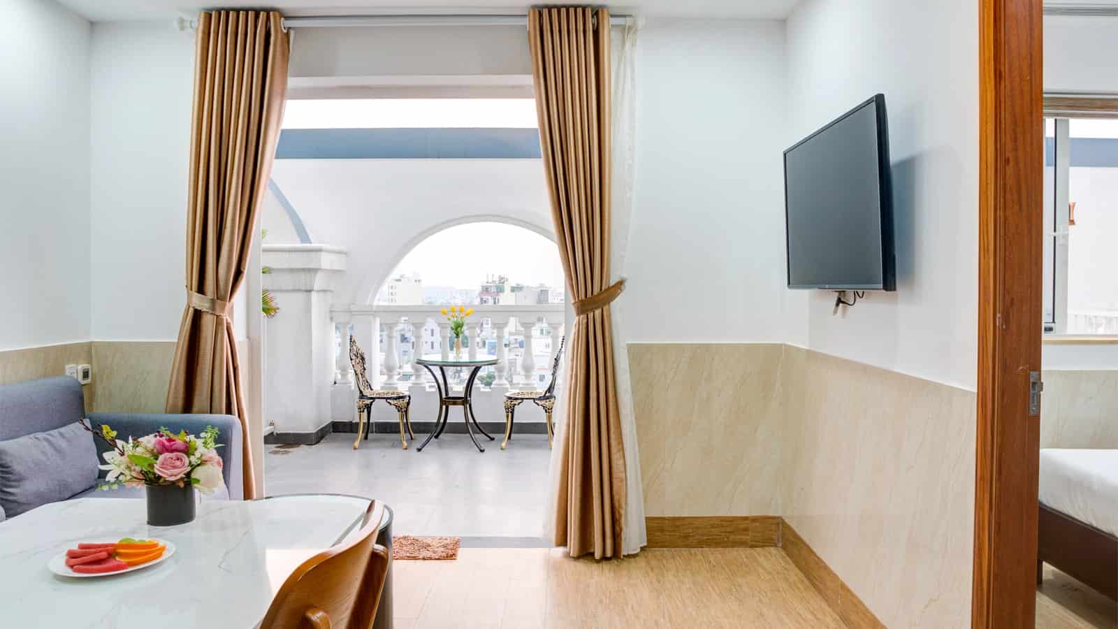 Căn Hộ Deluxe Giường Đôi Có Ban Công Rộng Và View Thành Phố