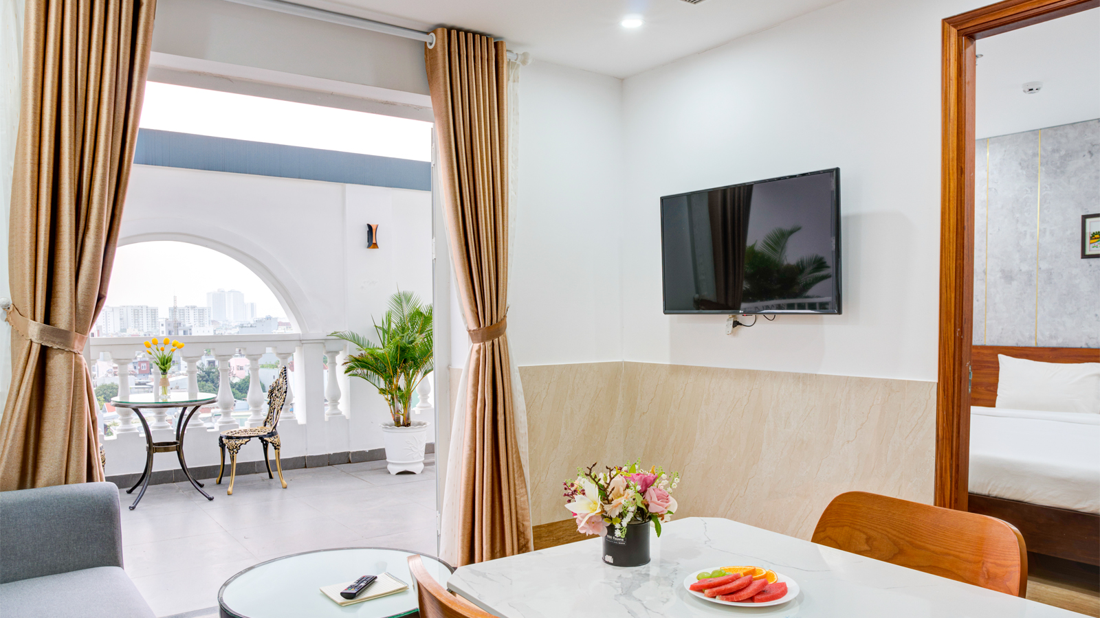 Căn Hộ Deluxe Giường Đôi Có Ban Công Rộng Và View Thành Phố