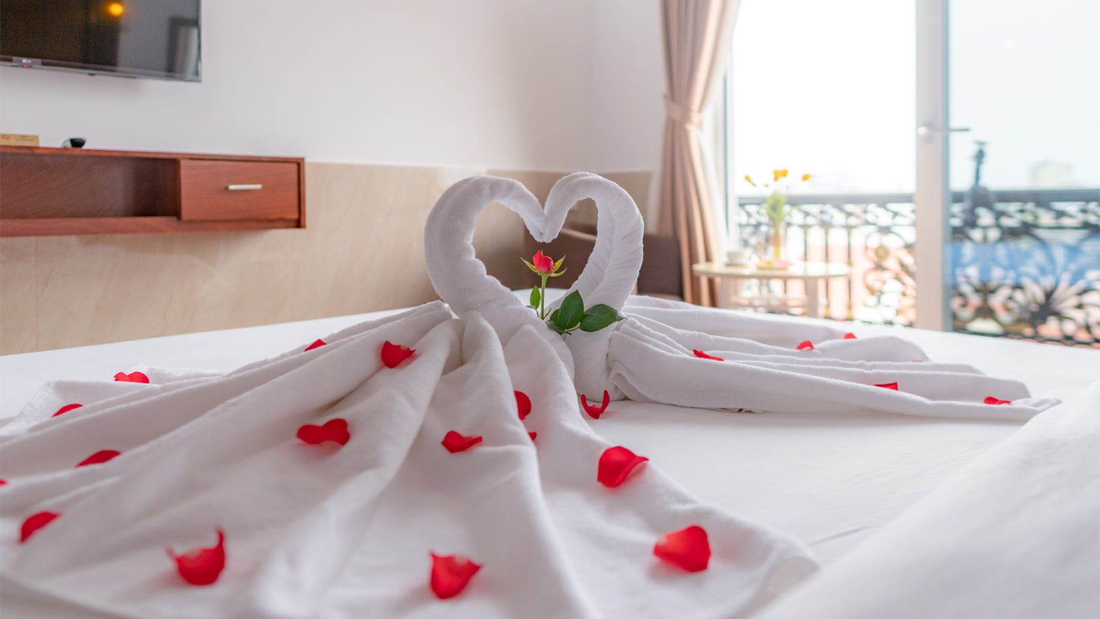 Phòng Deluxe Giường Đôi Có Ban Công Và Tầm Nhìn Ra Thành Phố