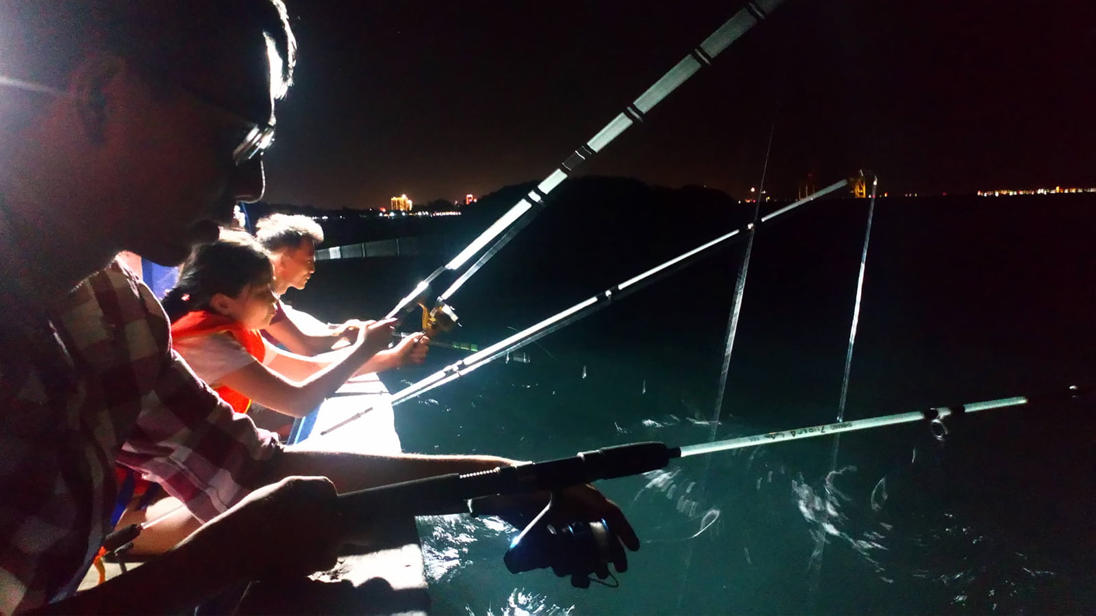 Tour Câu Mực Đêm Đà Nẵng Thuê Tàu Riêng