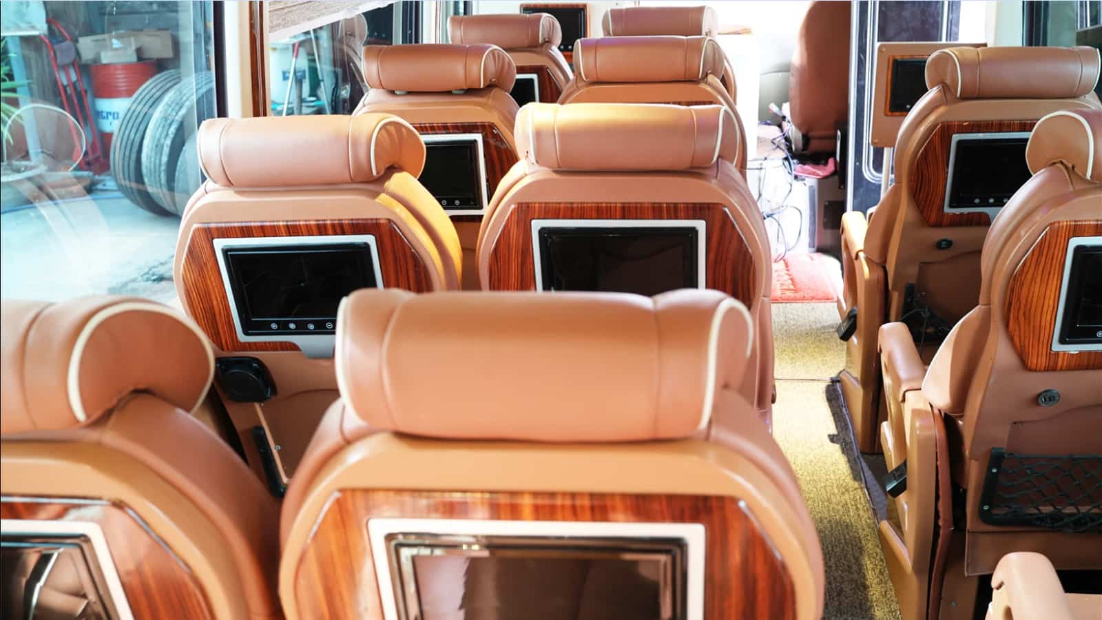 Cho Thuê Xe Limousine 16 Chỗ