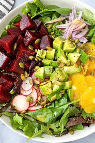 Salad Rau Củ Với Topping Hạt Bí Giòn Rụm