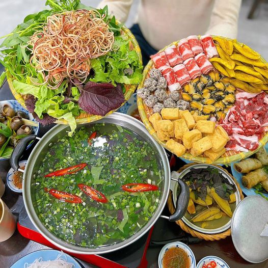 Lẩu ốc vị chua thanh, đậm đà ngọt thơm của nước dùng hòa quyện cùng vị giòn sần sật của ốc và sườn sụn non