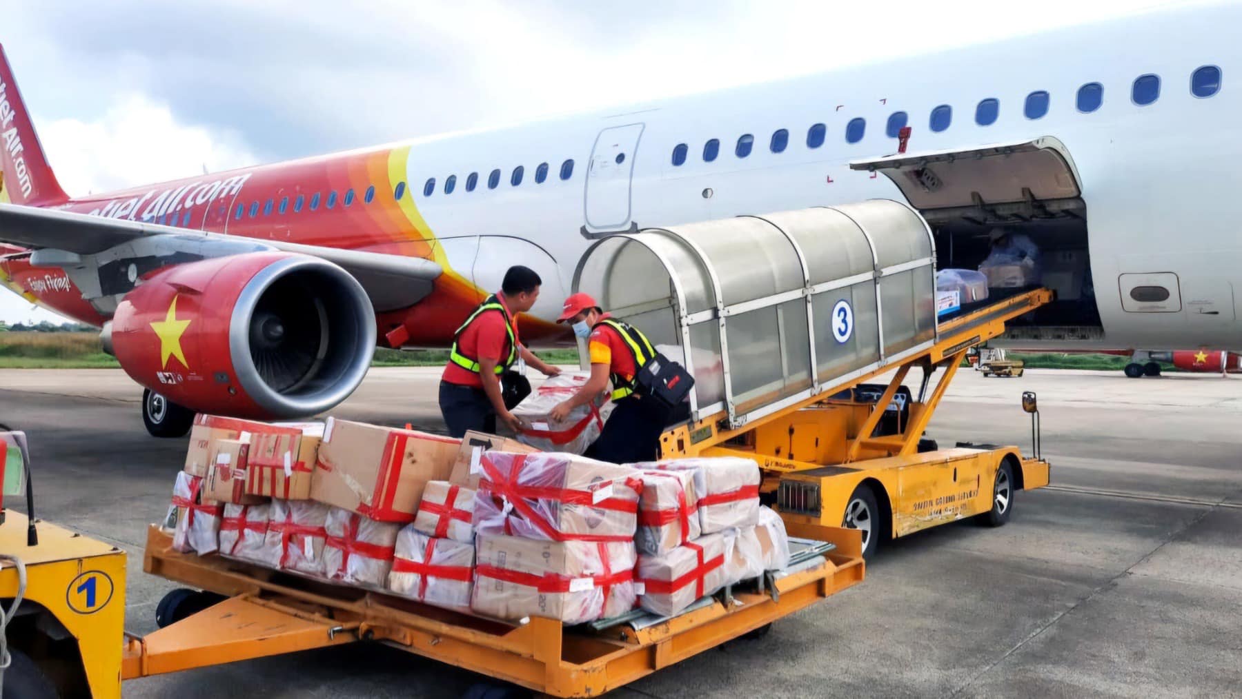 VIETJET ỦNG HỘ ĐỒNG BÀO TẠI CÁC VÙNG BỊ THIỆT HẠI DO BÃO LŨ