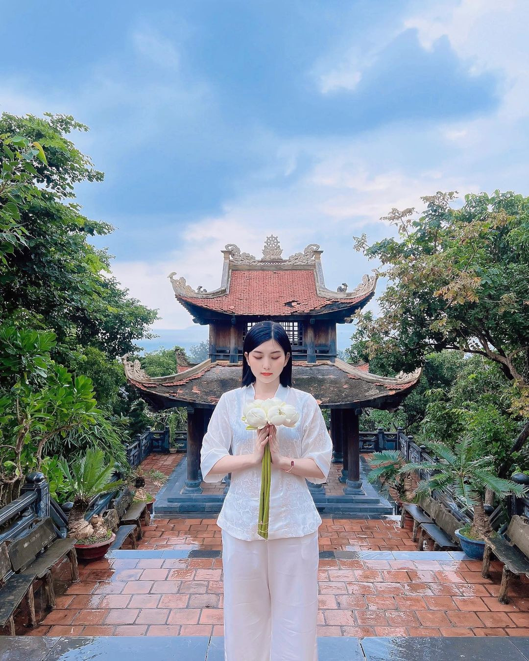 CÔN ĐẢO LINH THIÊNG