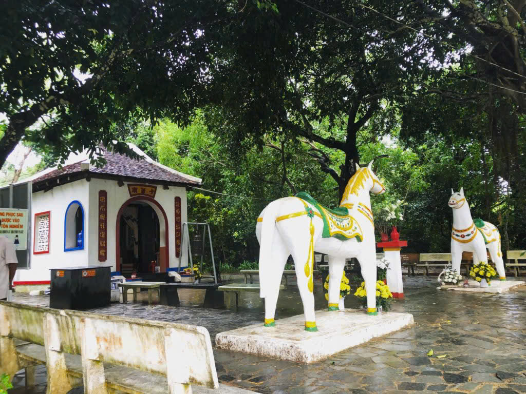 MIẾU XIN LỘC CON CÁI LINH THIÊNG Ở CÔN ĐẢO
