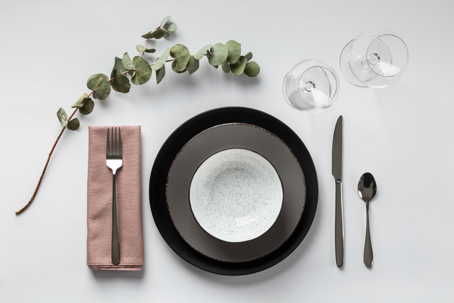 1 bộ tiêu chuẩn Châu Âu là gì? Cách chọn máy rửa bát phù hợp gia đình Việt