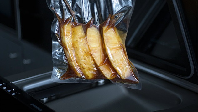 NGỌT NGÀO HƯƠNG VỊ PHÁP VỚI BÁNH HOA TULIPE KÈM DỨA HƯƠNG VỊ CARAMEL