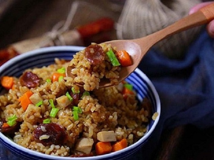 Thịt bê hầm truyền thống với cơm thập cẩm