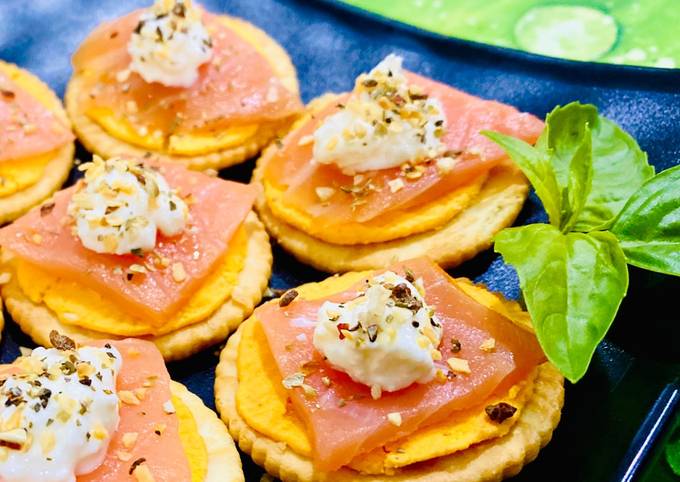 Bánh quế cá hồi hun khói ấm với sốt Gravlax