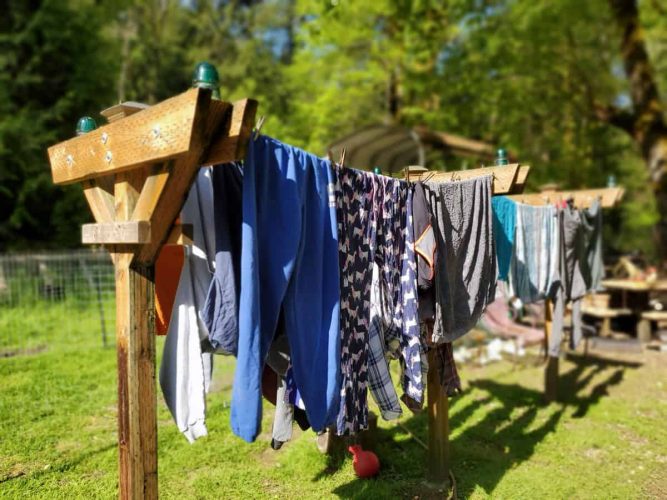 Mẹo làm khô quần áo nhanh hơn trong mùa mưa bão nồm ẩm