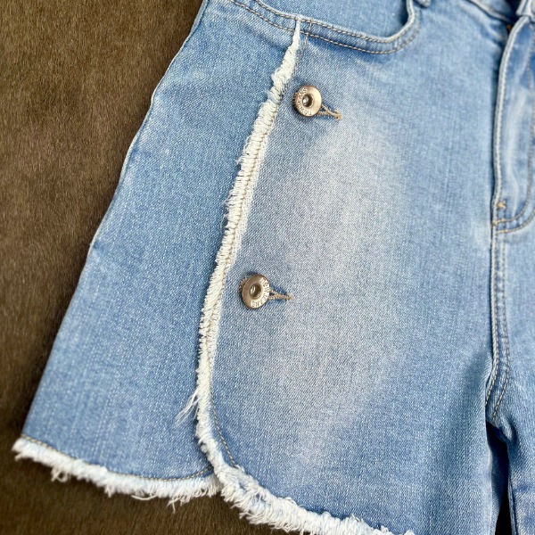 Quần Short Jeans Phối Nút Cách Điệu Xẻ Tà Gootik Fashion QSW-011