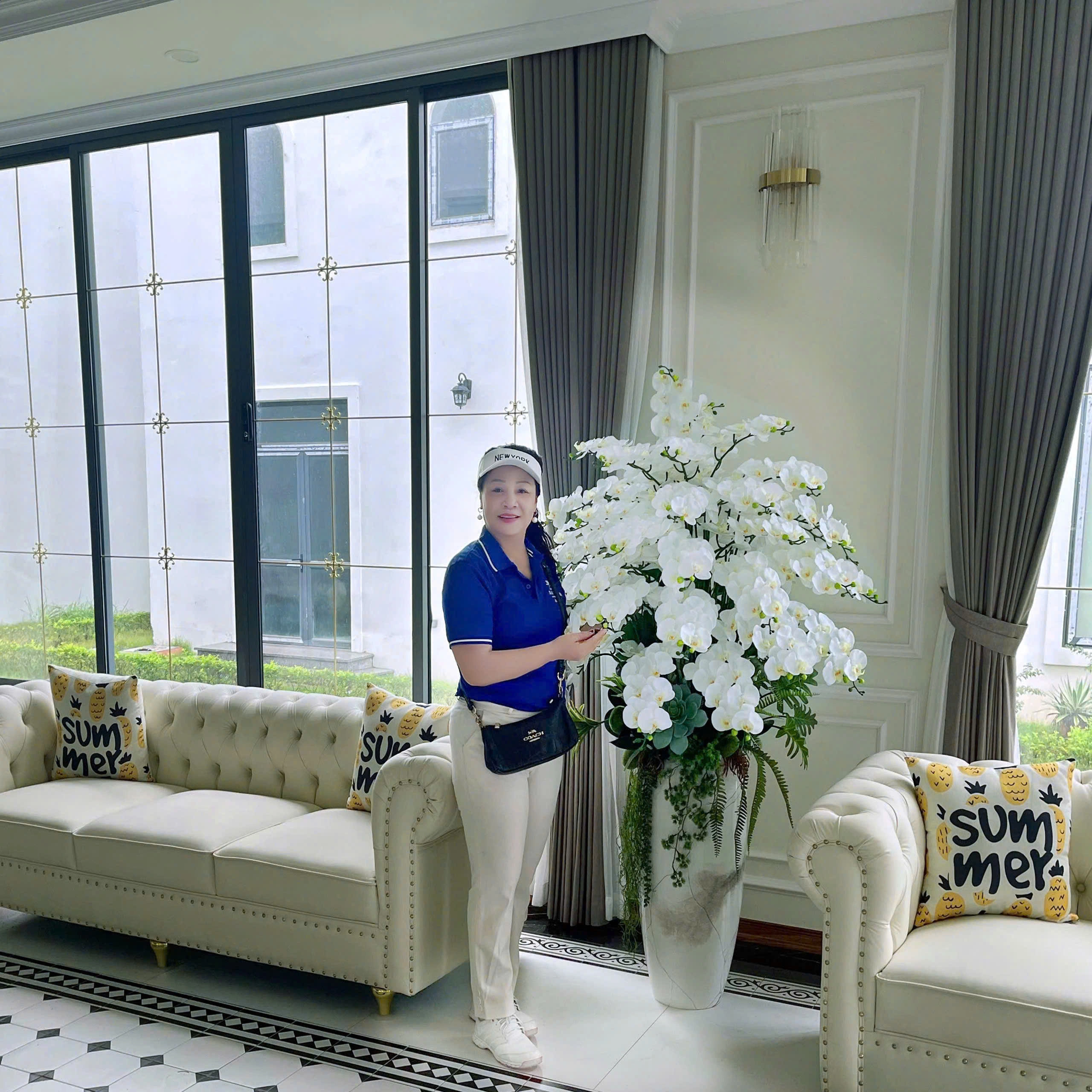 Chậu hoa lan hồ điệp trắng và xanh