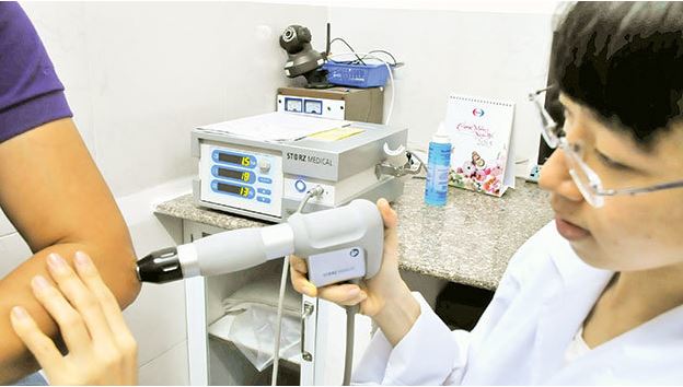 Máy xung kích là gì, điều trị bằng máy xung kich