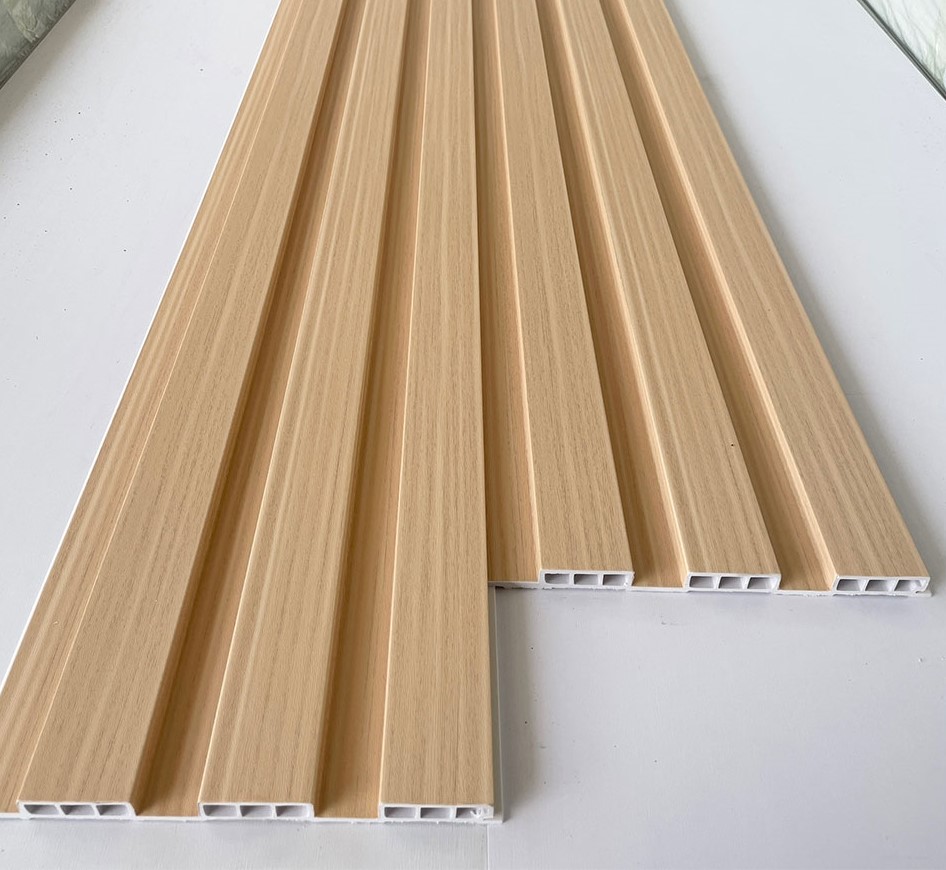 alt="Chi tiết bề mặt vân gỗ của lam nhựa 3 sóng nội thất chống ẩm"