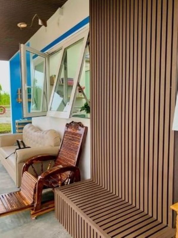 Lam gỗ nhựa 2 mặt 4 sóng thấp ngoài trời thi công mặt dựng