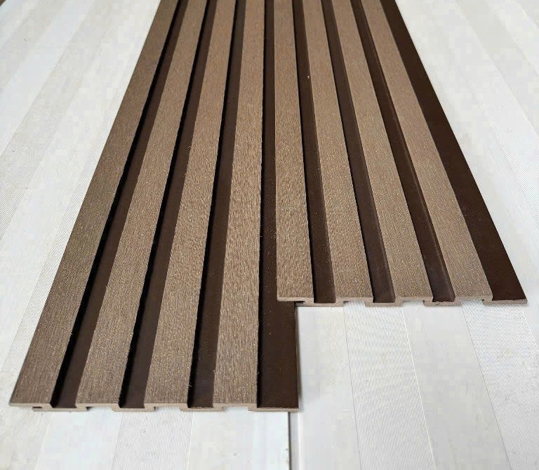 Chi tiết bề mặt lam nhựa giả gỗ 4 sóng thấp 2 mặt