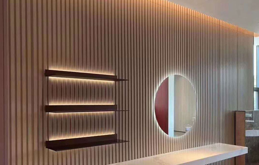 Lam gỗ nhựa 4 sóng ốp tường phòng khách nội thất hiện đại, tông màu nâu vân gỗ