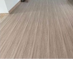 <img src="tam-nhua-pvc-chiu-luc.jpg"        alt="Tấm nhựa lót sàn chịu lực PVC màu ghi xám, chịu tải cao, chống trơn trượt">  