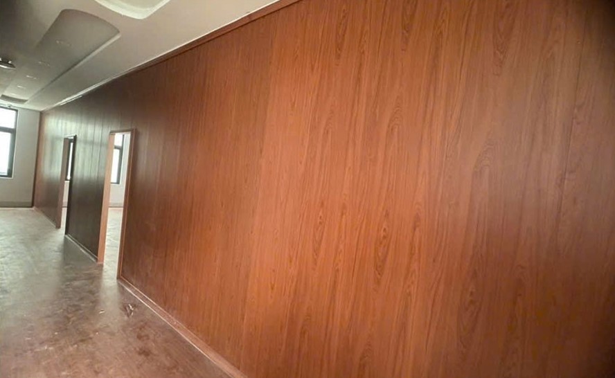 Thi công vách ngăn nội thất bằng tấm nhựa PVC giả gỗ hiện đại