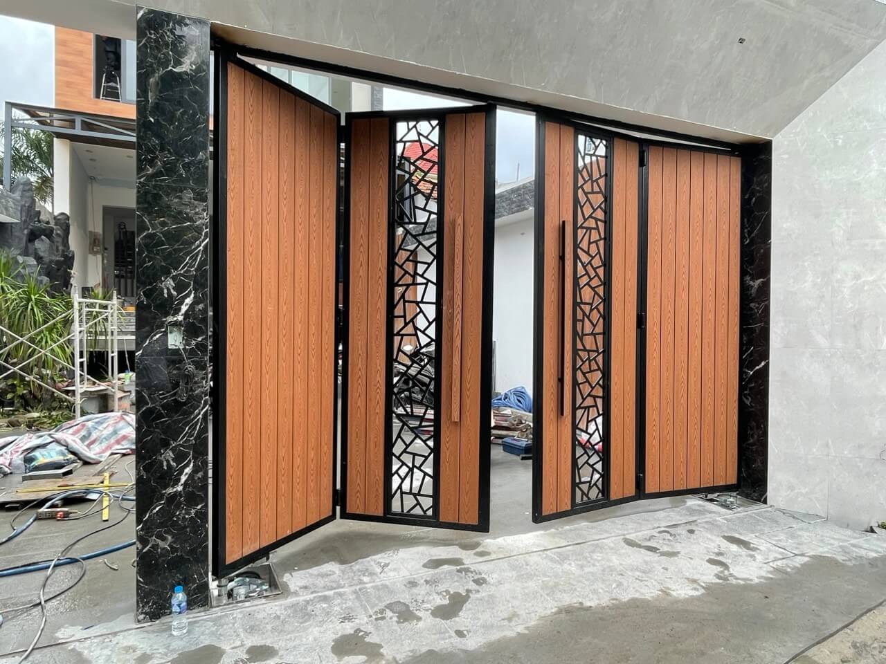 Cổng rào bằng thanh gỗ nhựa đa năng, màu gỗ tự nhiên