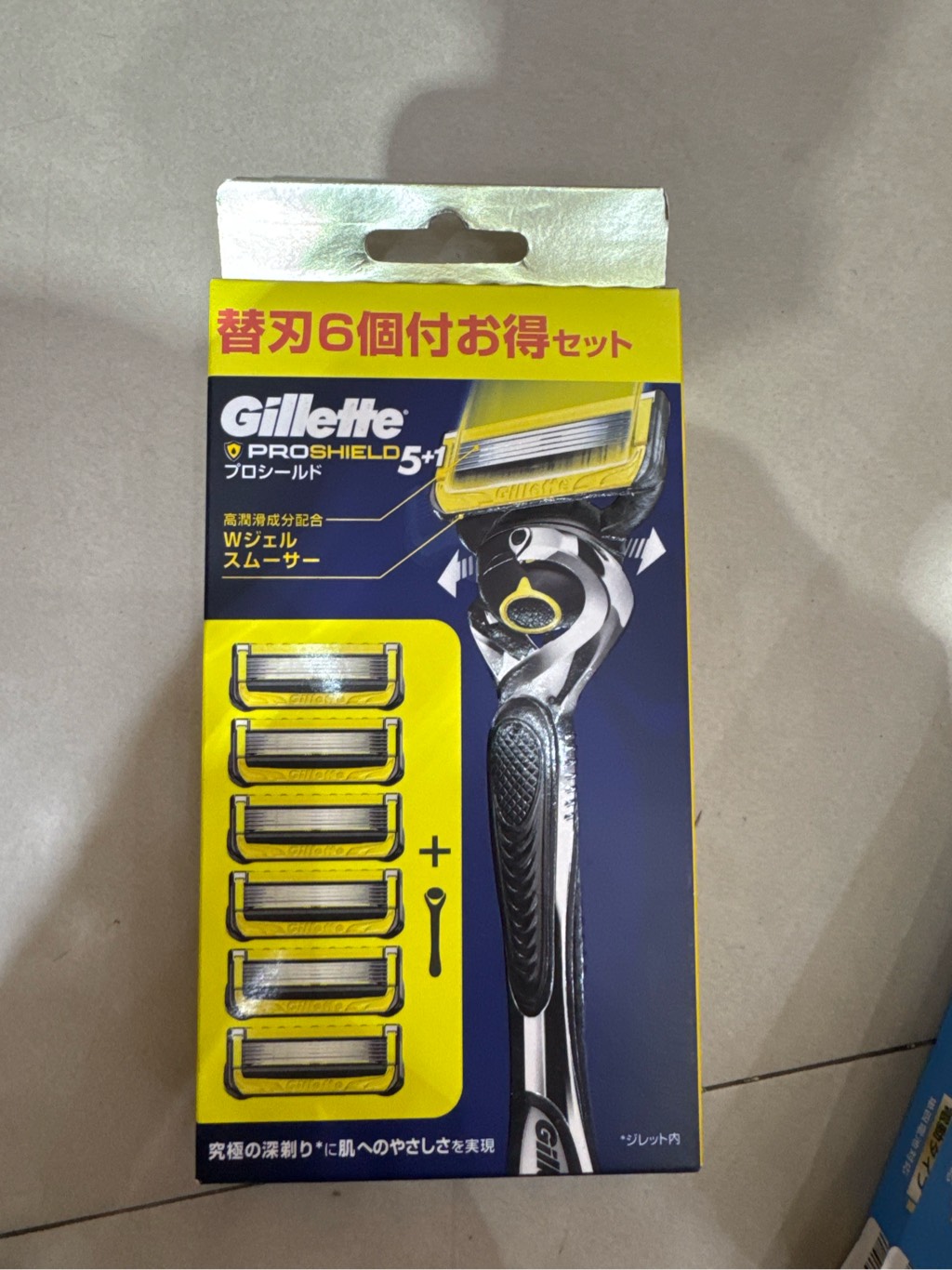 Dao cạo râu Gillette Pro Shield 5+1 (đen vàng)
