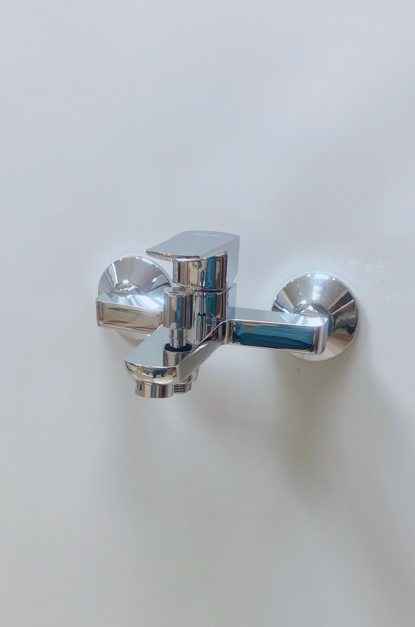 SEN TẮM NÓNG LẠNH DL672S