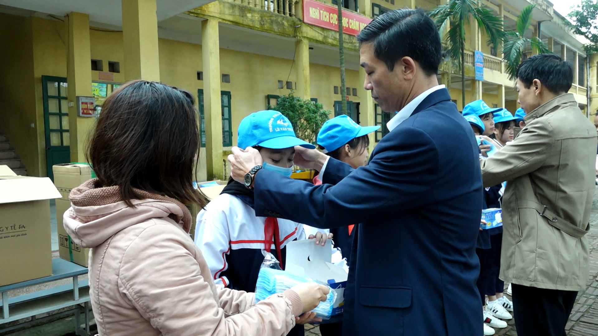 Công ty Xuân Lai tặng 25.000 khẩu trang y tế cho học sinh xã Xuân Lai