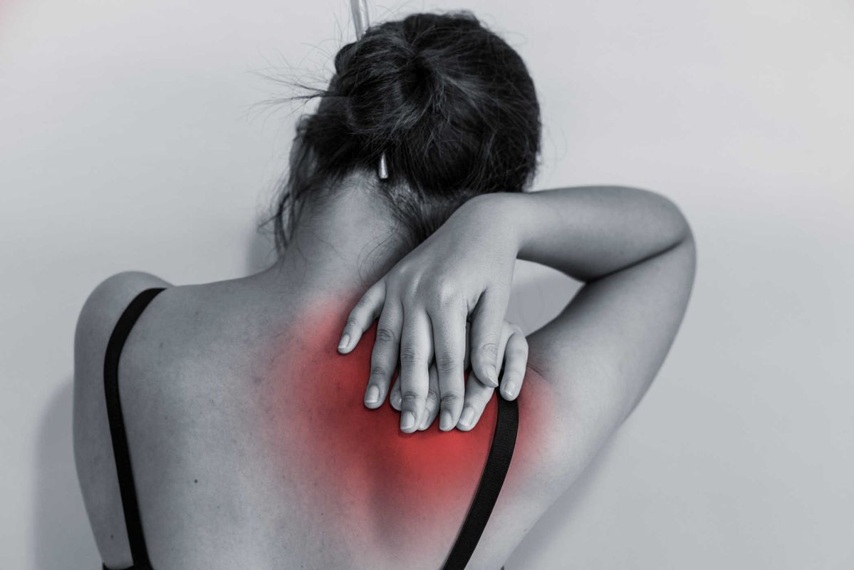 Đau cổ vai gáy khi ngủ dậy: Dấu hiệu 