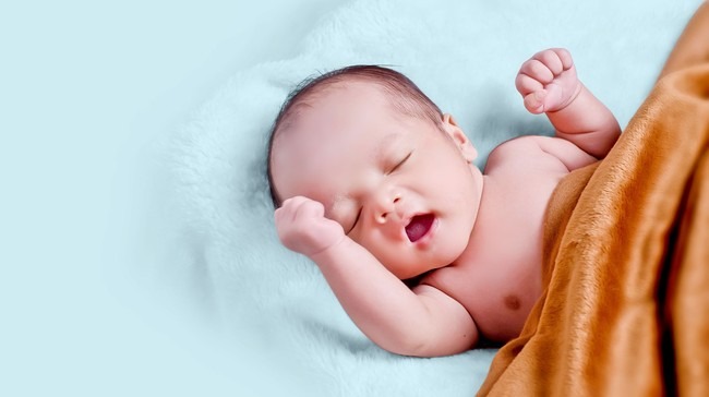 Lần đầu làm mẹ nên biết: 3 cột mốc phát triển quan trọng của em bé sơ sinh 1 tháng tuổi