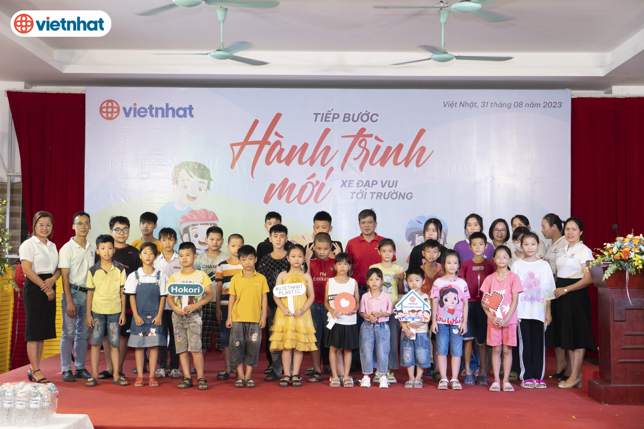 Trao tặng 300 xe đạp cho con của cán bộ công nhân viên Nhựa Việt Nhật