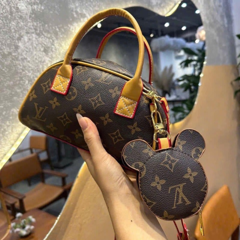 Túi Đeo Chéo Và Cầm Tay LV Kèm Túi Gấu Nhỏ 4